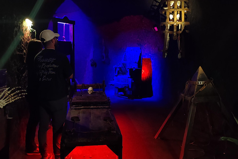 San José: Walk inside themed caves and dine at a viewpoint