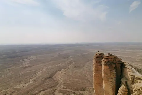 Riyadh Edge of The World und Fledermaushöhlenbesuch mit dem Bus