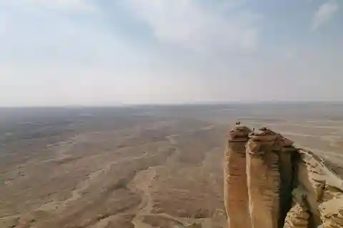 Riyadh Edge of The World und Fledermaushöhlenbesuch mit dem Bus