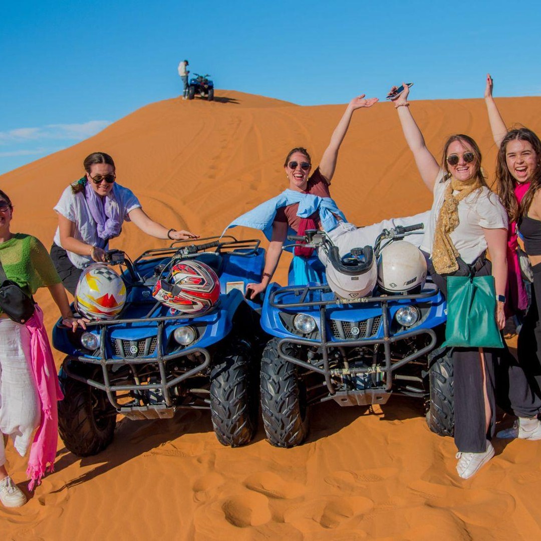 1 nuit dans un camp de luxe à Merzouga avec repas et randonnée à dos de chameau - dromadaire