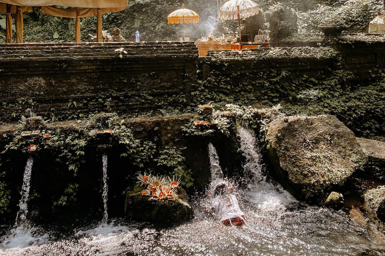 Ubud : Purification de l&#039;eau à Pura Mengening (tout compris)Group Experience se réunit au temple