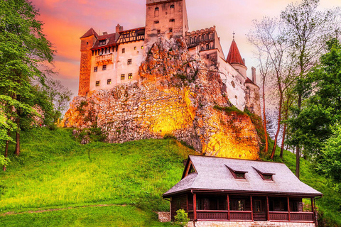 Escursione di un giorno a Peles, "Mercoledì" e ai Castelli di Dracula da BucarestEscursione di un giorno ai castelli di Peles, "Mercoledì" e Dracula da Bucarest