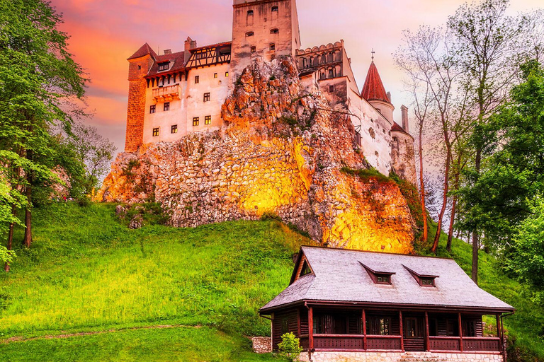 Escursione di un giorno a Peles, "Mercoledì" e ai Castelli di Dracula da BucarestEscursione di un giorno ai castelli di Peles, "Mercoledì" e Dracula da Bucarest