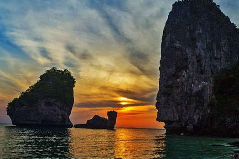 Phuket: Privater Early Bird Charter nach Phi Phi &amp; Bamboo