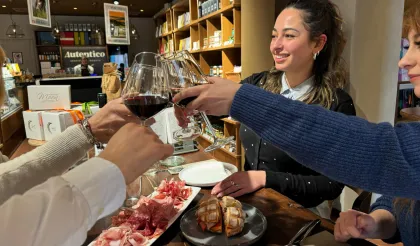 Mailand: Aperitivo mit Essensauswahl & einem Glas Wein