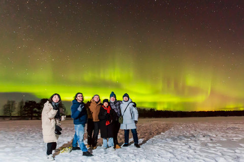 Rovaniemi: Excursão fotográfica de caça à aurora com churrasco