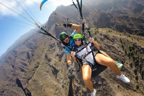Tandem paragliding flight in Tenerife. Aerobatic Flight. 1000m flight with high G force manoeuvres