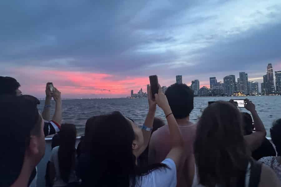 Abendliche Sonnenuntergangsfahrt in Miami Millionärs-Häuser + Skyline-Lichter. Foto: GetYourGuide Abendliche Sonnenuntergangsfahrt in Miami Millionärs-Häuser + Skyline-Lichter. Foto: GetYourGuide