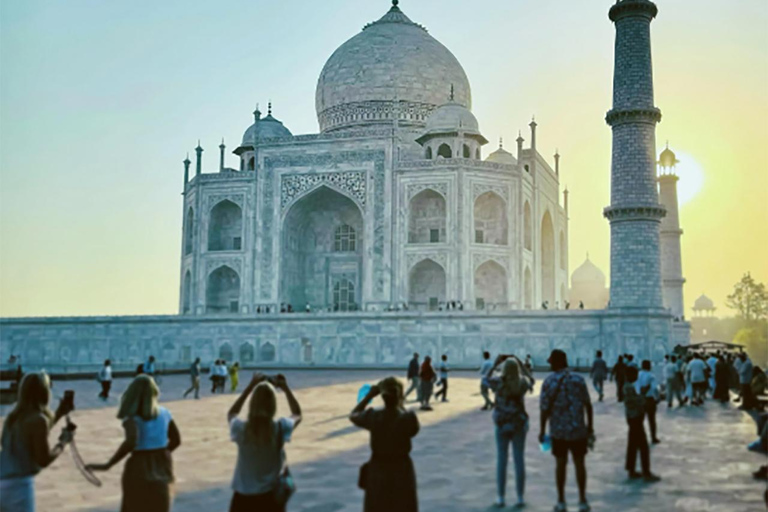 Depuis Delhi : visite privée du Tajmahal Sunrise et d&#039;Agra en voitureseulement voiture ac avec chauffeur et visite guidée privée en direct seulement