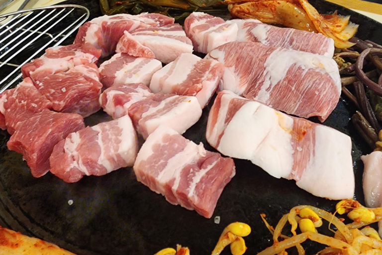 Seoul: Esperienza di abbinamento di cibo e vino coreano a Sinchon