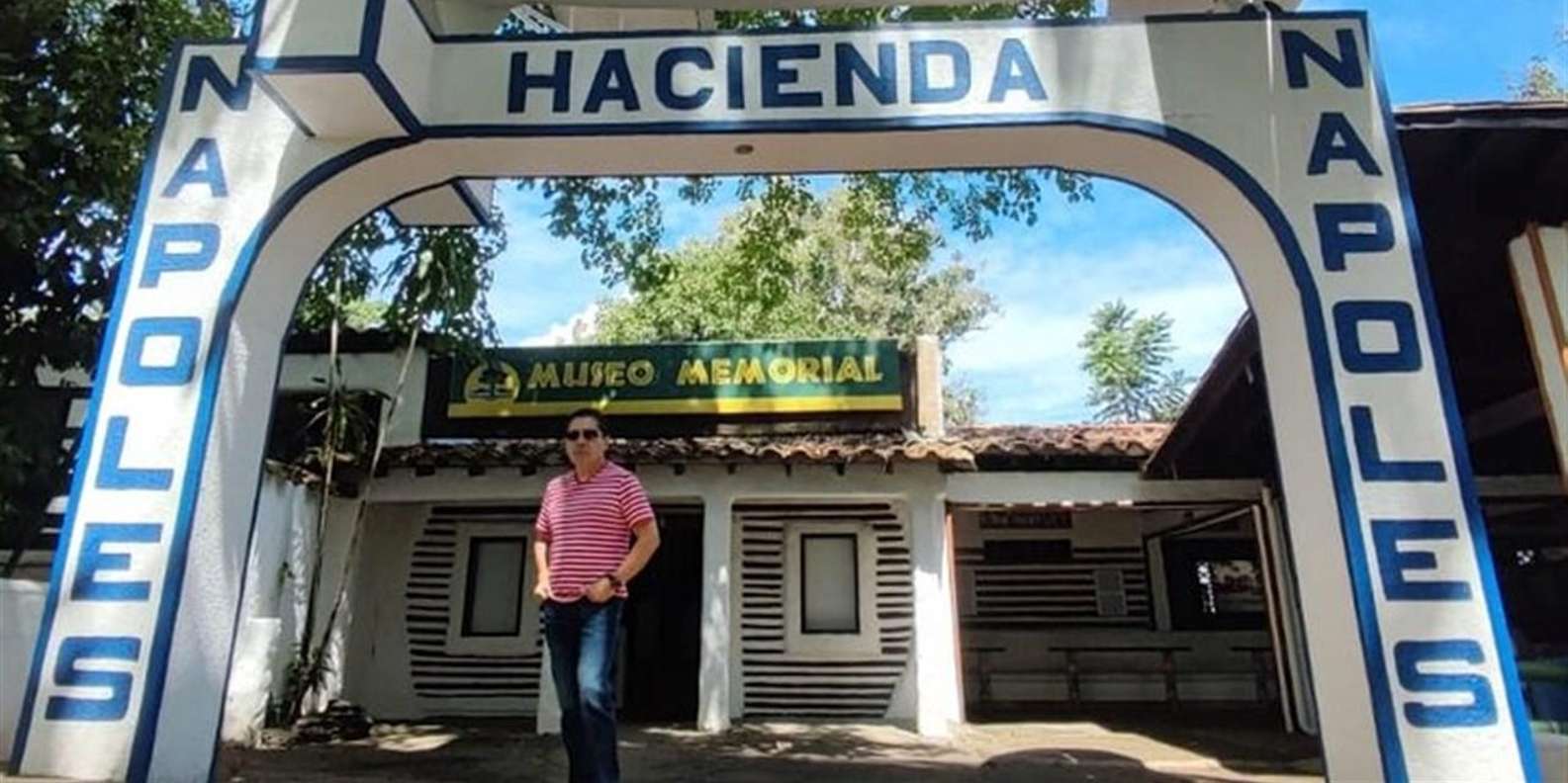 Medellín: Pablo Escobar Hacienda Napoles Full Day Tour | GetYourGuide, image size:1585x792