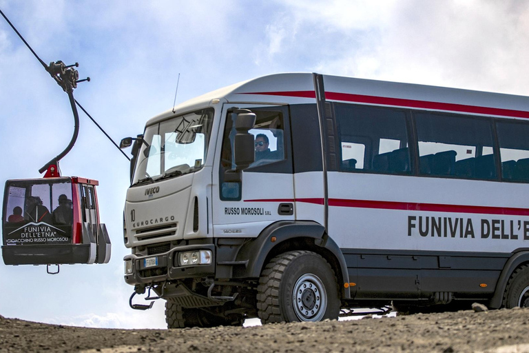 Monte Etna: Bilhete de ida e volta de teleférico e ônibus 4x4Ingresso para o teleférico e o ônibus 4x4