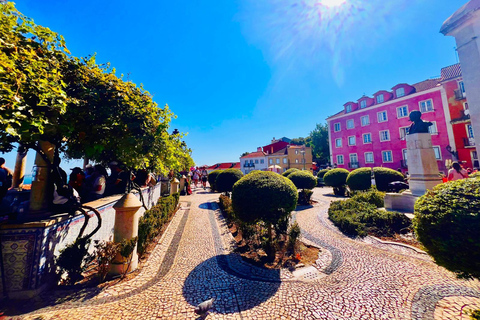 Lisbonne : Visite privée en tuk tuk avec photos polaroïd gratuitesLisbonne : Visite de la vieille ville et de Belem en Tuk Tuk (3,5 heures)