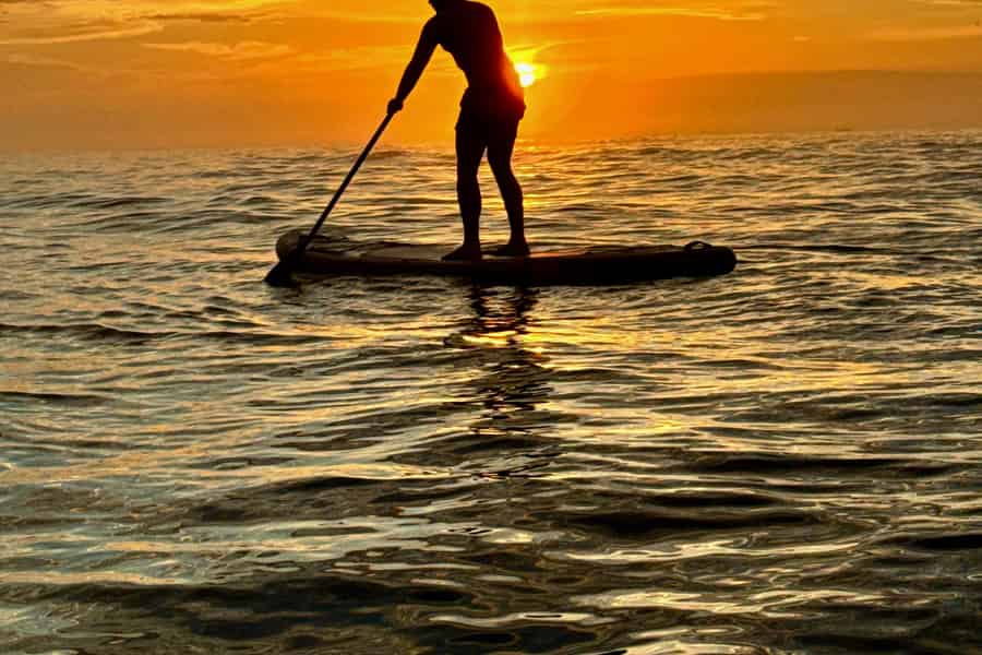 Paddleboarding in Rio bei Sonnenaufgang oder tagsüber. Foto: GetYourGuide