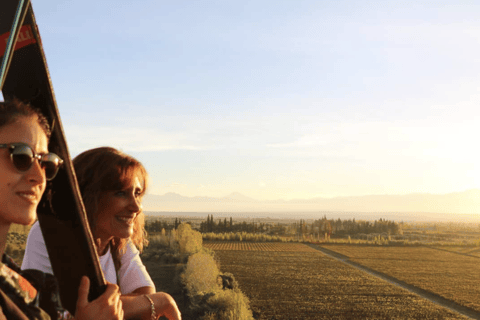 ركوب منطاد الهواء الساخن فوق كروم العنب في مندوزا ونخب النبيذركوب منطاد الهواء الساخن فوق كروم الع