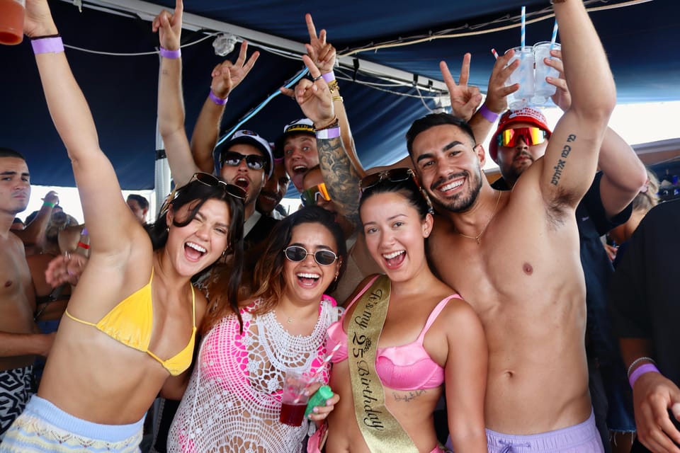 Blue Lagoon Boat Party mit DJs, Shots & After-Party