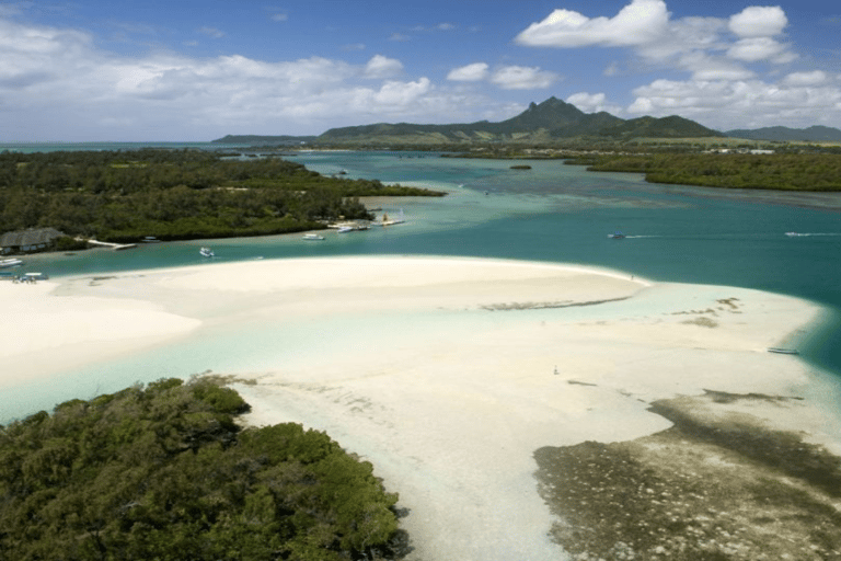 Excursion en catamaran sur l&#039;île aux Cerfs avec déjeuner et boissons illimitées