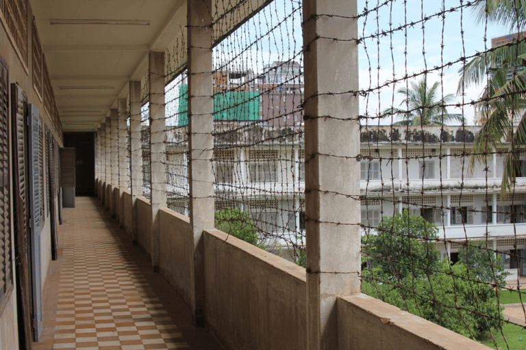 Phnom Penh: Tuol Sleng Genocide Museum & Killing Fields Tour