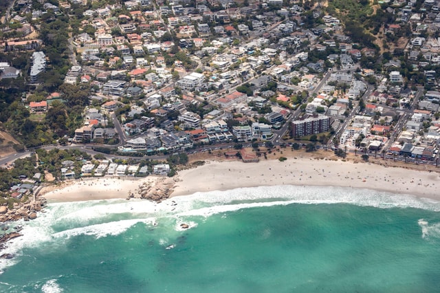 16-Min Camps Bay & Hout Bay Helicopter Flight