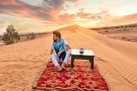 Marrakech: Cena nel deserto di Agafay con giro in cammello al tramontoMarrakech: escursione nel deserto di Agafay con giro in cammello e spettacolo di fuoco