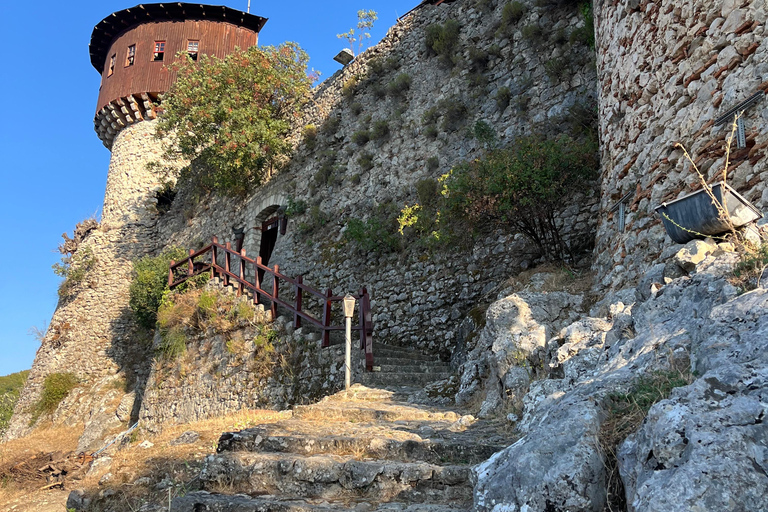 地拉那：佩特雷拉城堡与黑洞洞穴之旅（含当地午餐）