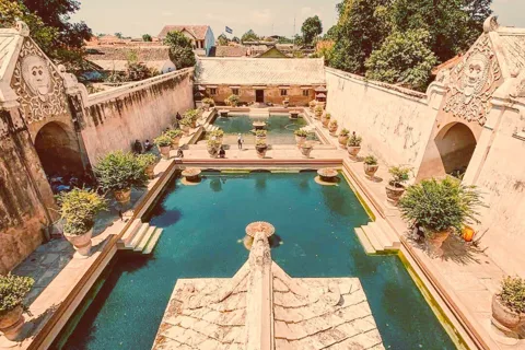 Yogyakarta:Palace, Water Castle & Surroundings(Scooter Tour)