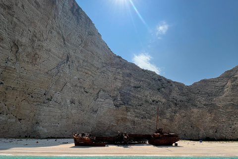 Zakynthos: Rejs wycieczkowy łodzią ze szklanym dnem do wraku statku i błękitnych jaskińPółdniowa wycieczka do wraku statku, jaskiń, białej plaży i Xigia