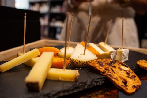 Reims Food Tour with Champagne & Full Meal