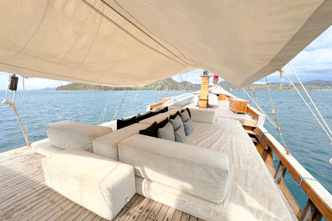 Labuan Bajo: 3-Day Komodo Island Cruise & LandTour, 15 Stops Superior Boat Sharing Room + Overland, Park Fee Excl.
