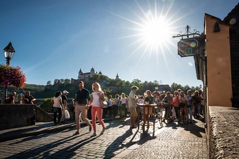 Würzburg: Brückenschoppen (Geführte Tour mit Wein)