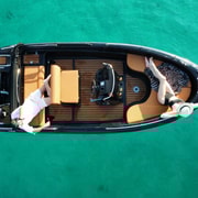 Santorini: Selbstfahrendes Boot ohne Bootsführerschein