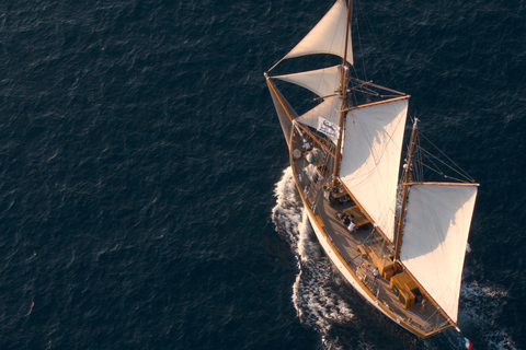 Marseille : Excursion à la voile dans les Calanques avec déjeuner et vinMarseille : excursion dans les calanques avec déjeuner et vin