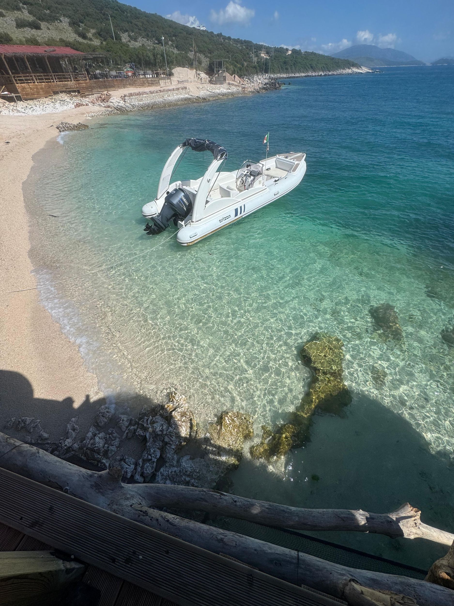 Saranda: Bootstour in der Kleingruppe mit Schwimmpausen, Getränken und Sonnenschirmen