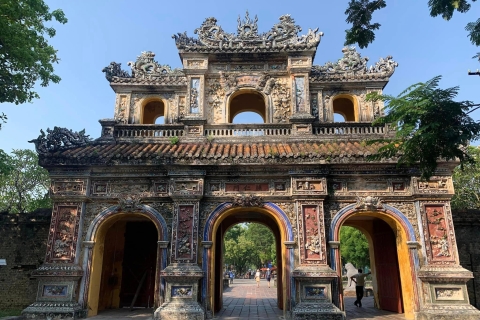 Hue: Shuttle bus From Hue to Da Nang/Hoi An Private car with stops for pictures