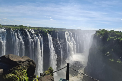 جولة بصحبة مرشد سياحي في شلالات فيكتوريا ورحلات سفاري في متنزه تشوبي