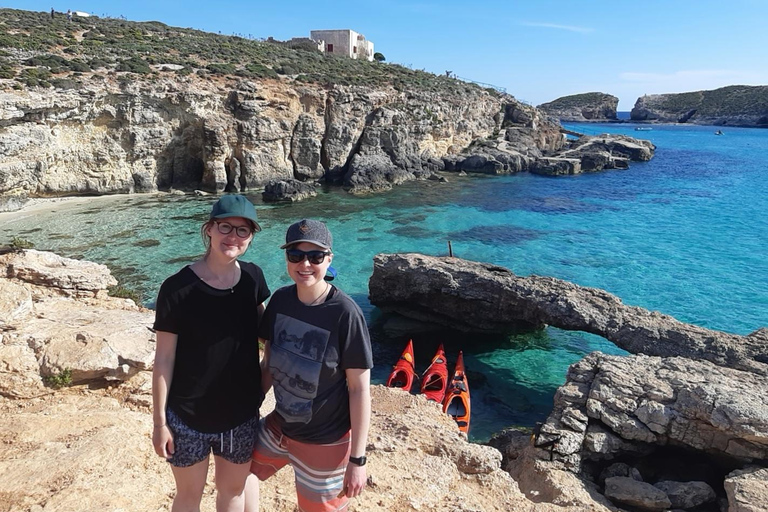 Gozo: Avventura guidata in kayak a Comino e alla Laguna Blu