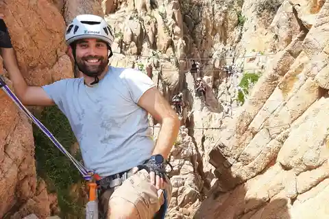 Via ferrata Cala Moli: klättra längs klipporna över Medelhavet