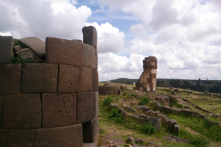 Transfert privé de la ville de Puno à l&#039;aéroport de Juliaca.Visite supplémentaire du site archéologique de Sillustani en cours de route