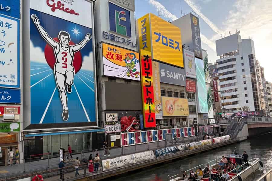 Osaka: Bootsfahrt an den Dōtonbori-Brücken. Foto: GetYourGuide
