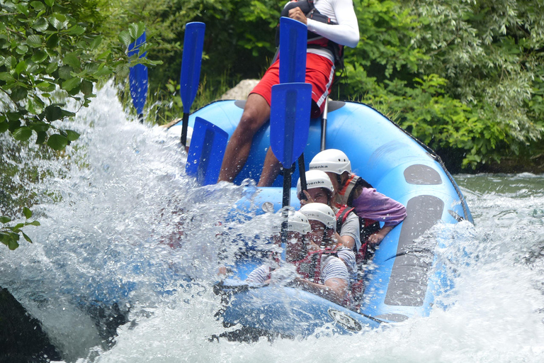 Split/Omiš: Rafting no rio Cetina com salto de penhasco e nataçãoRafting de 3 horas a partir de Omiš