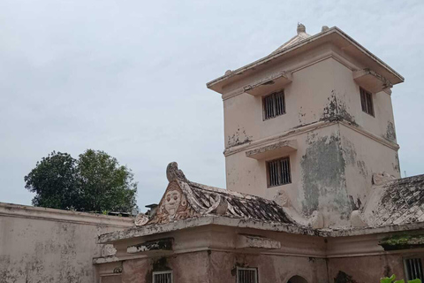 Yogyakarta: wandeltour met gids naar het paleis van de sultan en TamansariYogyakarta: begeleide wandeltour naar het paleis van de sultan en Tamansari