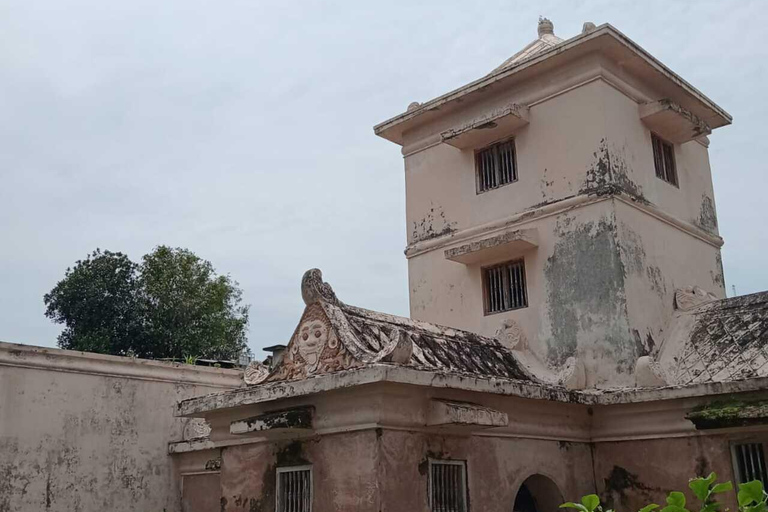 Yogyakarta: wandeltour met gids naar het paleis van de sultan en TamansariYogyakarta: begeleide wandeltour naar het paleis van de sultan en Tamansari