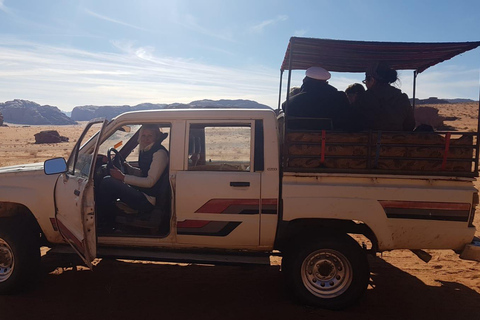 Wadi Rum: 4x4 Jeep Tour 6h mit Sonnenuntergang &amp; mit Übernachtung