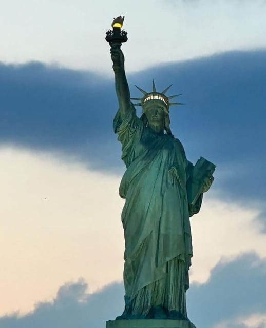 NYC Visita Guiada A La Estatua De La Libertad Y La Isla Eliss En Ferry