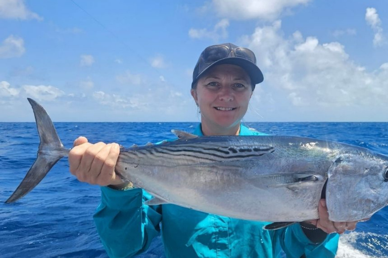 Cairns: Great Barrier Reef Fishing Charter with Lunch