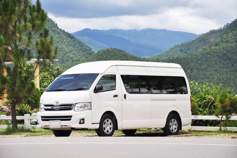 Chiang Mai: Privébusje met Engelssprekende chauffeur