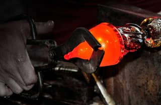 Murano: Glasbläserei-Vorführung und Fabriktour mit Bootsfahrt