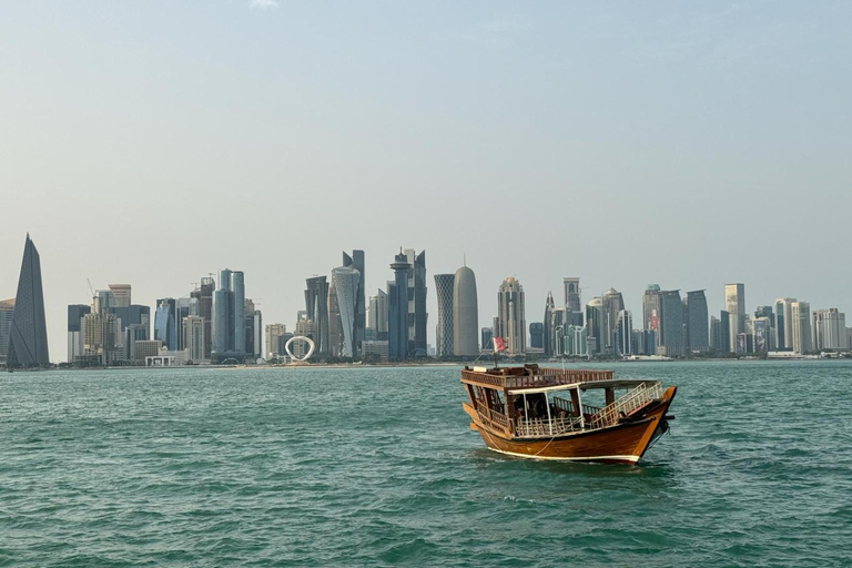 Exploration de la ville de Doha et tour en bateau sur un boutre traditionnel en bois