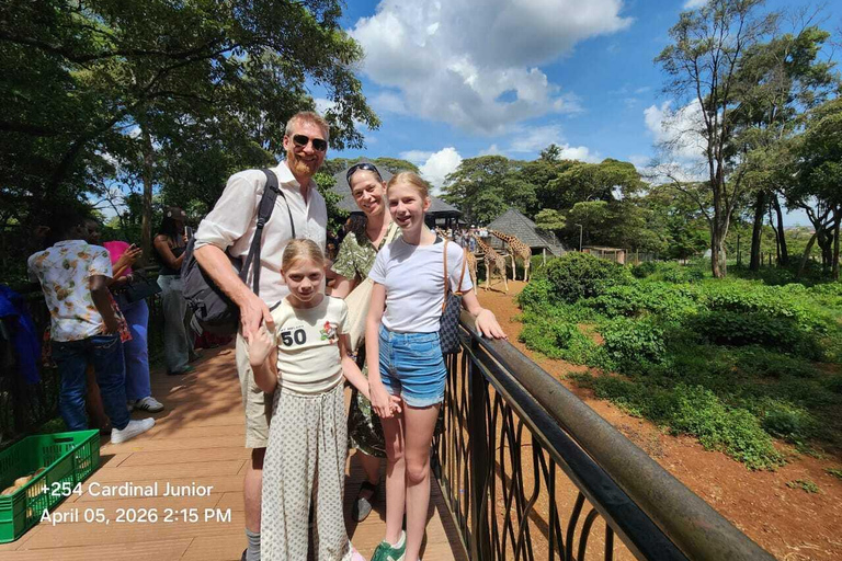 Nairobi: Giraffe Centre Visit and Giraffe Feeding Experience Nairobi: Interactive Giraffe Feeding & Wildlife Education