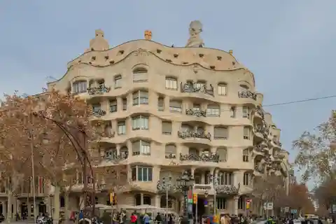 Tiquets & Tour guide: Lights and shadows of the Casa Milà - Antoni Gaudí - Barcelona